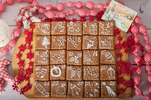 Рождественский календарь, рождественские печенья — стоковое фото