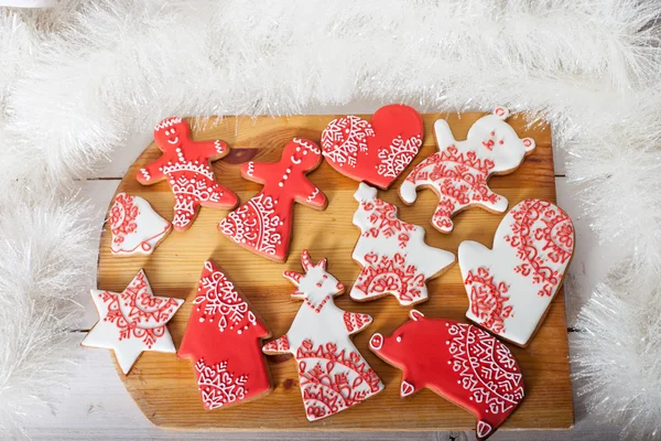 Weihnachtsplätzchen und handgemachtes Retro-Spielzeug — Stockfoto