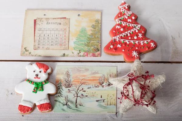 Navidad pan de jengibre pintado de hielo y juguetes hechos a mano vintage —  Fotos de Stock