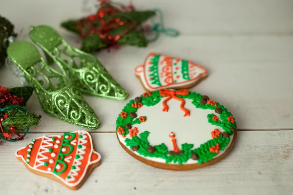 Natal pão de gengibre pintado de gelo e brinquedos artesanais vintage — Fotografia de Stock