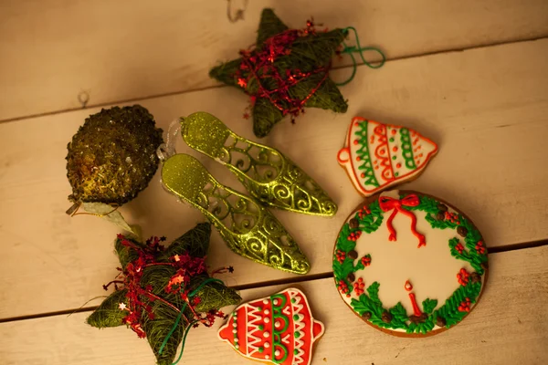 Navidad pan de jengibre pintado de hielo y juguetes hechos a mano vintage —  Fotos de Stock