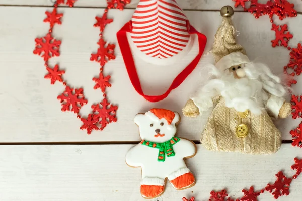 Krema ve vintage el yapımı oyuncaklar Noel gingerbread boyalı — Stok fotoğraf