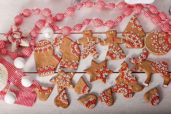 Weihnachtsplätzchen und handgemachtes Retro-Spielzeug Stockbild