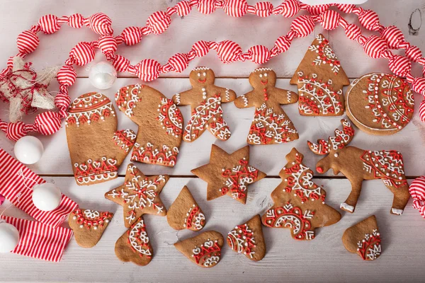 Weihnachtsplätzchen und handgemachtes Retro-Spielzeug Stockbild