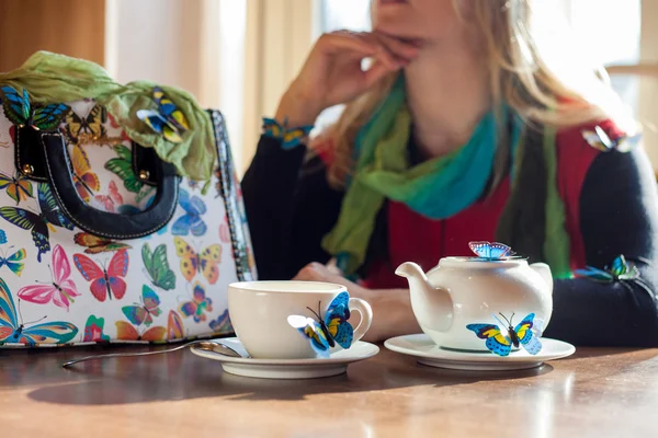 Tasse Tee mit Magd Schmetterlinge auf einem Hintergrund von Handtaschen — Stockfoto