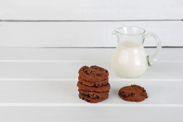 Pot en verre avec biscuits au lait et pépites de chocolat — Photo