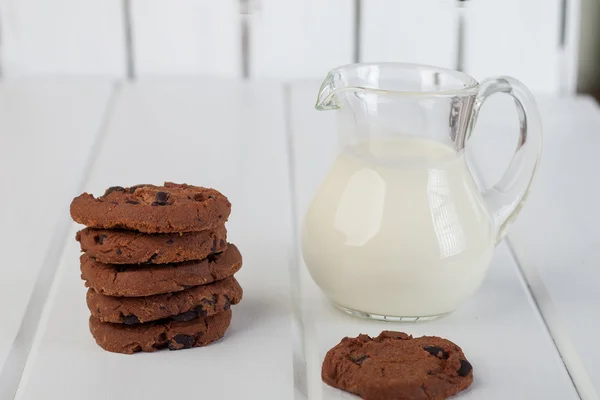 Pot en verre avec biscuits au lait et pépites de chocolat — Photo