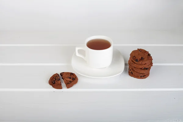 Taza de galletas fritas de té y chocolate — Foto de Stock