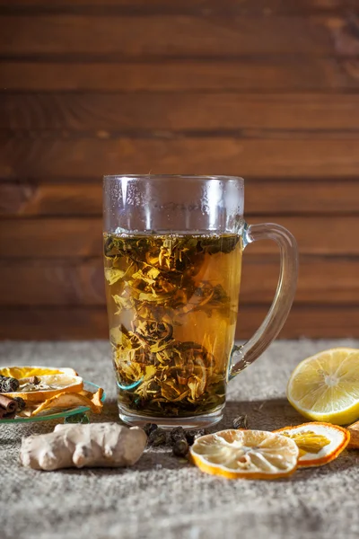 Zázvorový čaj s kořením, med, skořice, citron a sušeného ovoce na lněné pozadí — Stock fotografie