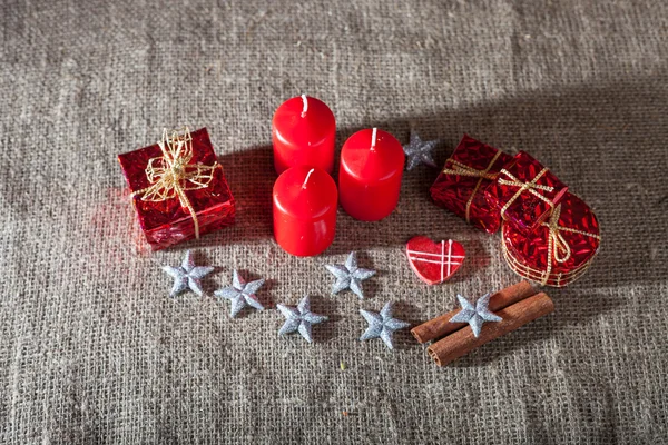 Decoraciones de Navidad, velas, regalos sobre fondo de lino —  Fotos de Stock