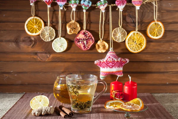 Τσάι τζίντζερ με μπαχαρικά, μέλι, κανέλα, λεμόνι και ξηρούς καρπούς σε λινό φόντο — Φωτογραφία Αρχείου