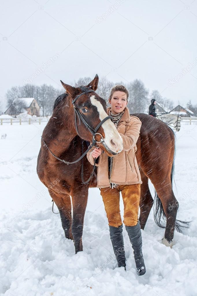 Ein Madchen Mit Einem Pferd Im Winter Auf Schnee Stockfoto C Elena Barinova 65314553