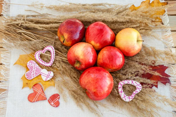 Natura morta di mele rosse mature sulle spighe — Foto Stock