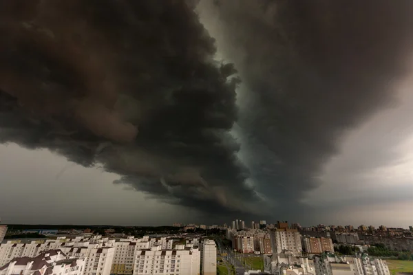 Tempesta supercella sulla città — Foto Stock