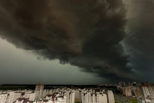 Tempête supercellulaire sur la ville — Photo