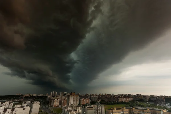 Tempête supercellulaire sur la ville — Photo