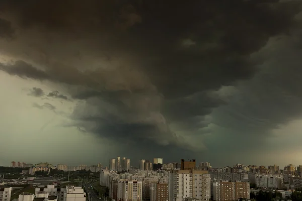 Supercell Burza nad miastem — Zdjęcie stockowe