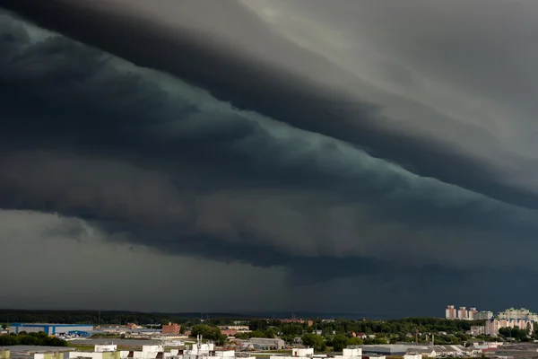 Tempête supercellulaire sur la ville — Photo