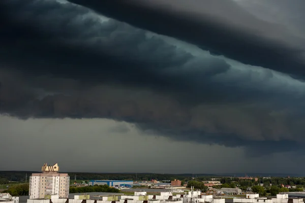 Tempesta supercella sulla città — Foto Stock