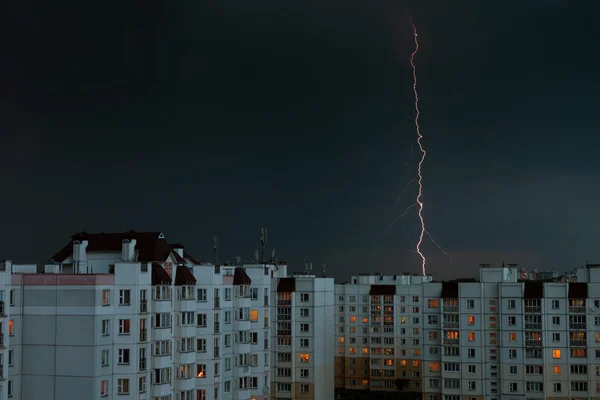 Fulmini nel cielo notturno sopra le case della città — Foto Stock