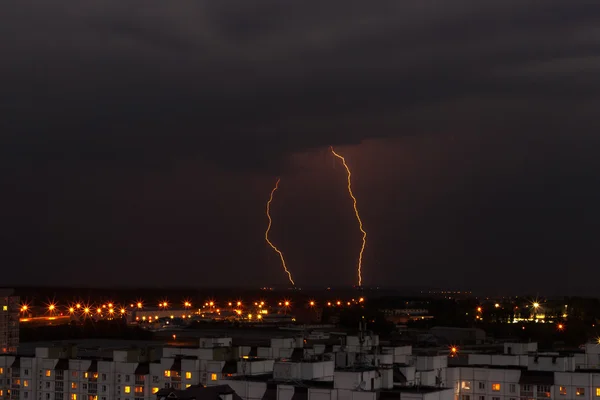 Fulmini nel cielo notturno sopra le case della città — Foto Stock
