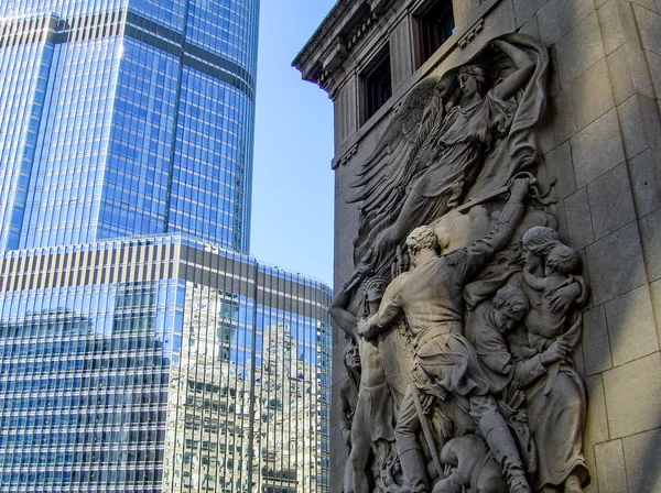 Edifício moderno contraste com Estátua Velha — Fotografia de Stock