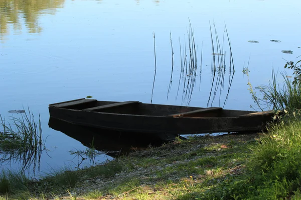 Velho barco perto da costa pela manhã — Fotografia de Stock