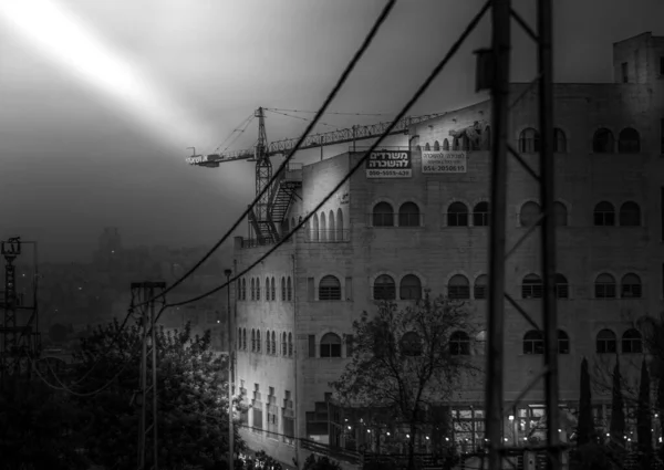 Binanın kenarında asılı bir tabela.