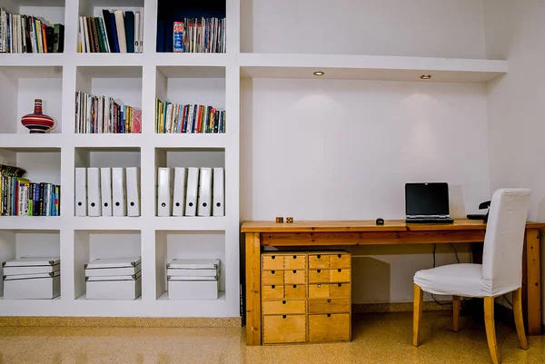 Exibição de computador e ferramentas de escritório na mesa. Vista frontal tela do computador desktop em branco. Imagens De Bancos De Imagens