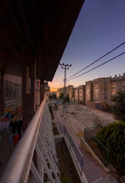 Chicago gün batımında gökyüzü bulutlu ve suda yansıması olan gökyüzü.. — Stok fotoğraf