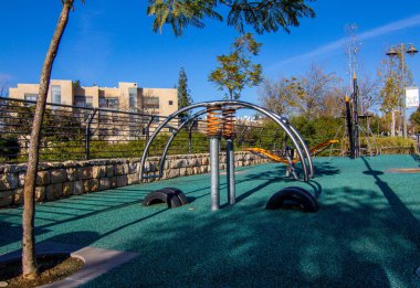 Sevimli çocuk yeni modern ekipmanlara tırmanıyor. Bahçedeki çocuk bahçesinde. İnşaat sektöründe konut tesisinde.