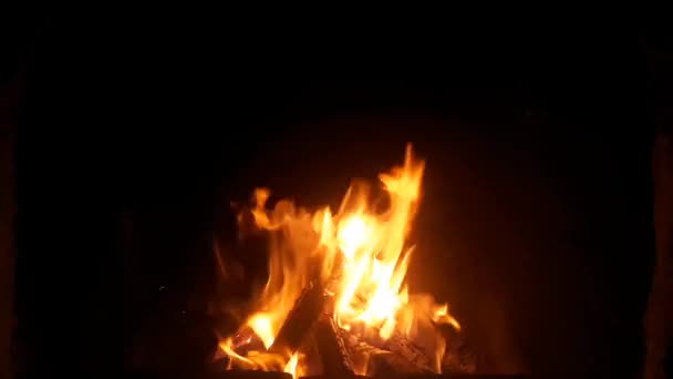 Fuego Está Ardiendo Chimenea Las Llamas Una Casa Campo — Vídeo de stock