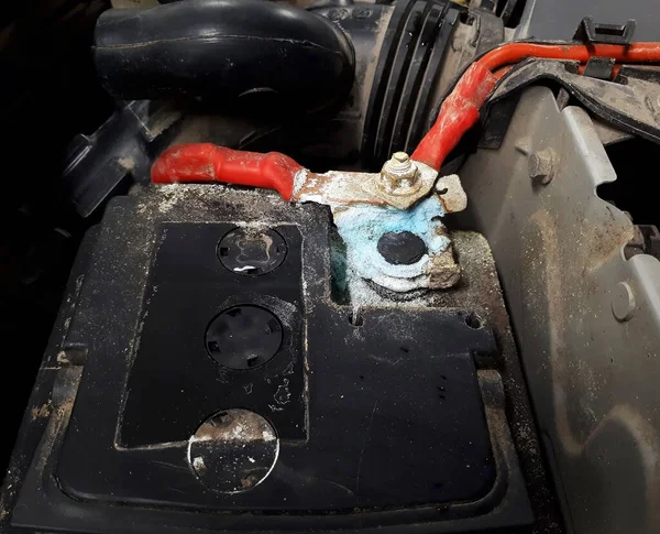기름에 자동차 배터리 터미널 배터리 단말기는 더러운 문제를 방지하였다 배터리 — 스톡 사진