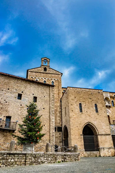大聖堂の近くに アナグニの中世の村の広場で 色のついたボール フェスティバルやガーランド 赤い星やライトで飾られた大きなクリスマスツリー ローマ ラツィオ イタリア — ストック写真