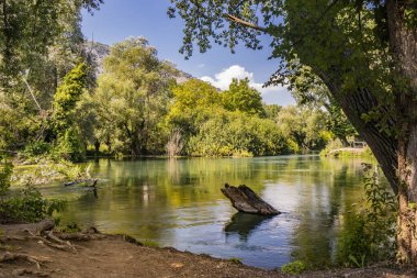 İtalya 'nın Abruzzo kentindeki Tirino Nehri' ne bir göz atalım. Bozulmamış doğanın bir köşesi. Huzur ve sükunetin küçük cenneti. Temiz ve temiz su. Orman, ağaçlar ve zengin bitki örtüsü..