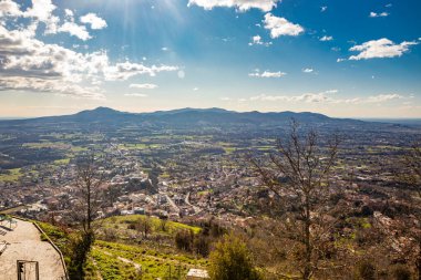 Castel San Pietro Romano köyü, Lazio, Roma ili, Palestrina. Şehrin tepesinden görülebilen muhteşem bir manzara. Kasabalı vadi, beyaz bulutlu berrak gökyüzü..
