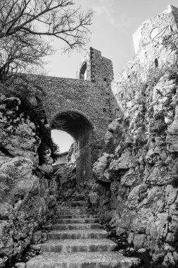 Ortaçağ Castel San Pietro Romano köyü, Lazio, Roma ili, Palestrina. Sokak ve kaldırımlı merdivenleri olan köye bir göz atalım. Kalenin taş köprüsünün oluşturduğu kemer.