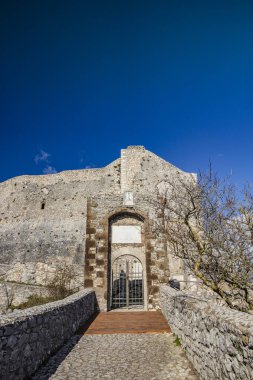 Küçük bir ortaçağ köyü olan Castel San Pietro Romano, Lazio, Roma, Palestrina. Köprü ve kapılı kalenin antik girişi. Etkileyici taş savunma duvarları.