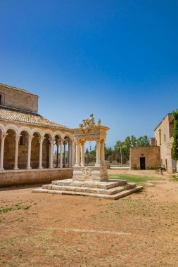 10 Ağustos 2021 - Santa Maria Manastırı a Cerrate, Puglia, Salento, Lecce - Antik Roma Kilisesi, FAI 'nin mirası. Kuyu ve sütunlu kapı. Büyük toprak avlu..