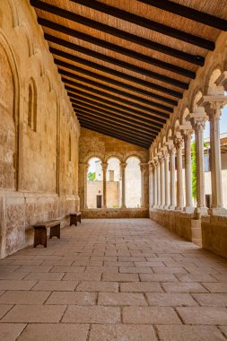 10 Ağustos 2021 - Santa Maria Manastırı Cerrate, Puglia, Salento, Lecce - Kilisenin yan tarafındaki karanlık ve serin, kemer ve sütunlarla. Güneşten ve yaz sıcağından korunmak için.