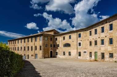 Isola del Liri, Frosinone, Lazio, İtalya - nehir eski Boncompagni-Viscogliosi şatosunu geçerek bir ada oluşturur. Bahçesi, kulesi ve şapeli olan güzel bir saray..