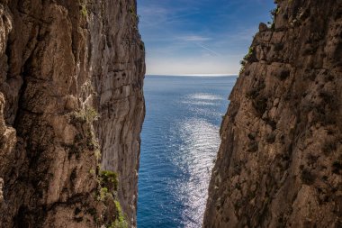 Gaeta, Latina, Lazio, İtalya. Şehrin muhteşem bir manzarası. Denize bakan evleri olan eski bir kasaba. Montagna Spaccata (bölünmüş dağ) yamacındaki Kutsal Üçlemenin Sığınağı.