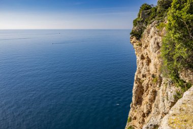 Gaeta, Latina, Lazio, İtalya. Eski ortaçağ şehrinin üzerinde yer alan Orlando Dağı muhteşem deniz manzarası ve sayısız arkeolojik kalıntılar sunuyor..