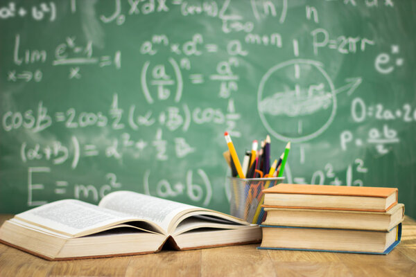 Livres scolaires sur le bureau — Photo