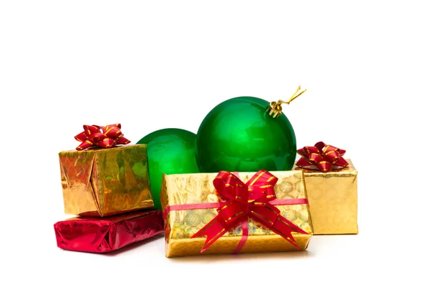 Cajas de regalo de oro con bolas de Navidad — Foto de Stock