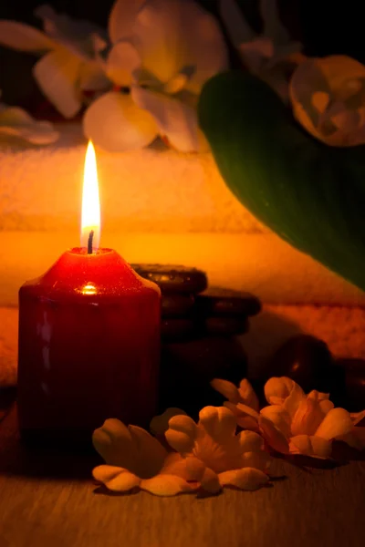 Spa naturaleza muerta con vela encendida — Foto de Stock