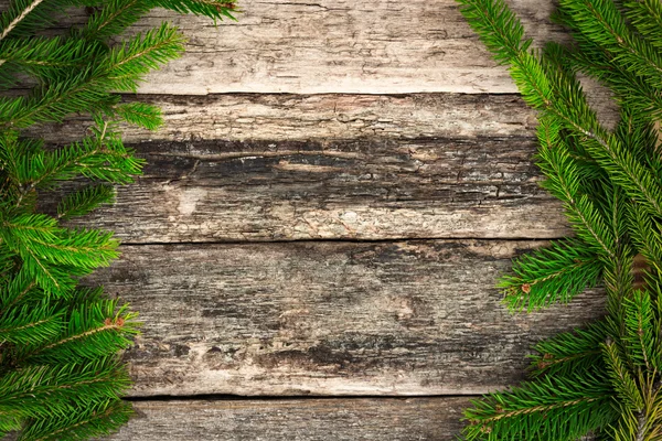 Ramas de abeto de Navidad sobre fondo de madera — Foto de Stock