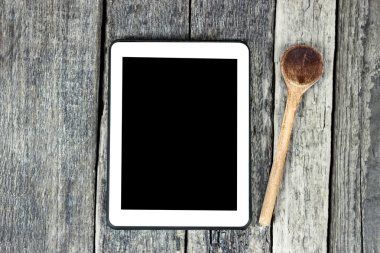 Tablet ahşap yüzey ve tahta kaşık