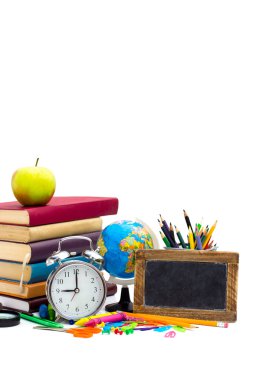 Beyaz arka planda okul malzemeleri