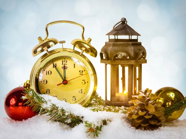 Happy New Year message with gold retro clock showing five to mid — Stock Photo, Image